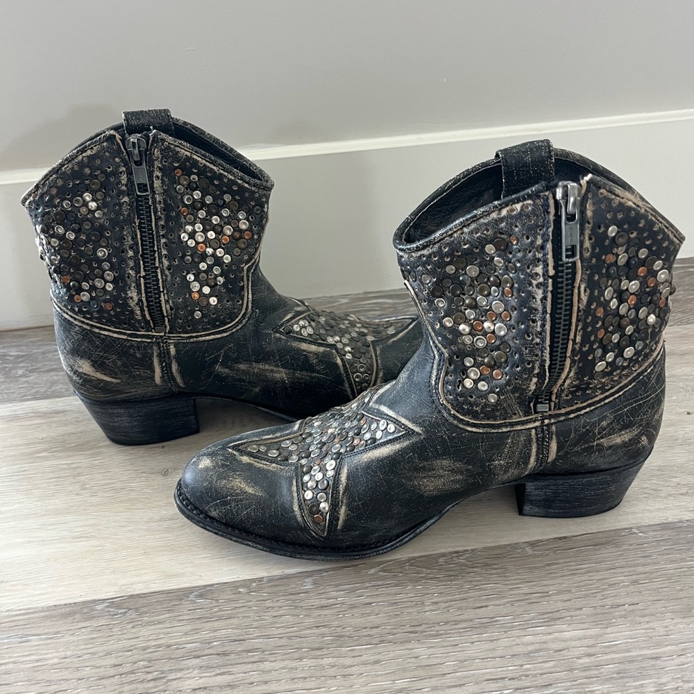 Frye Deborah Star Studded Black Distressed Leather Western Ankle Boots 8